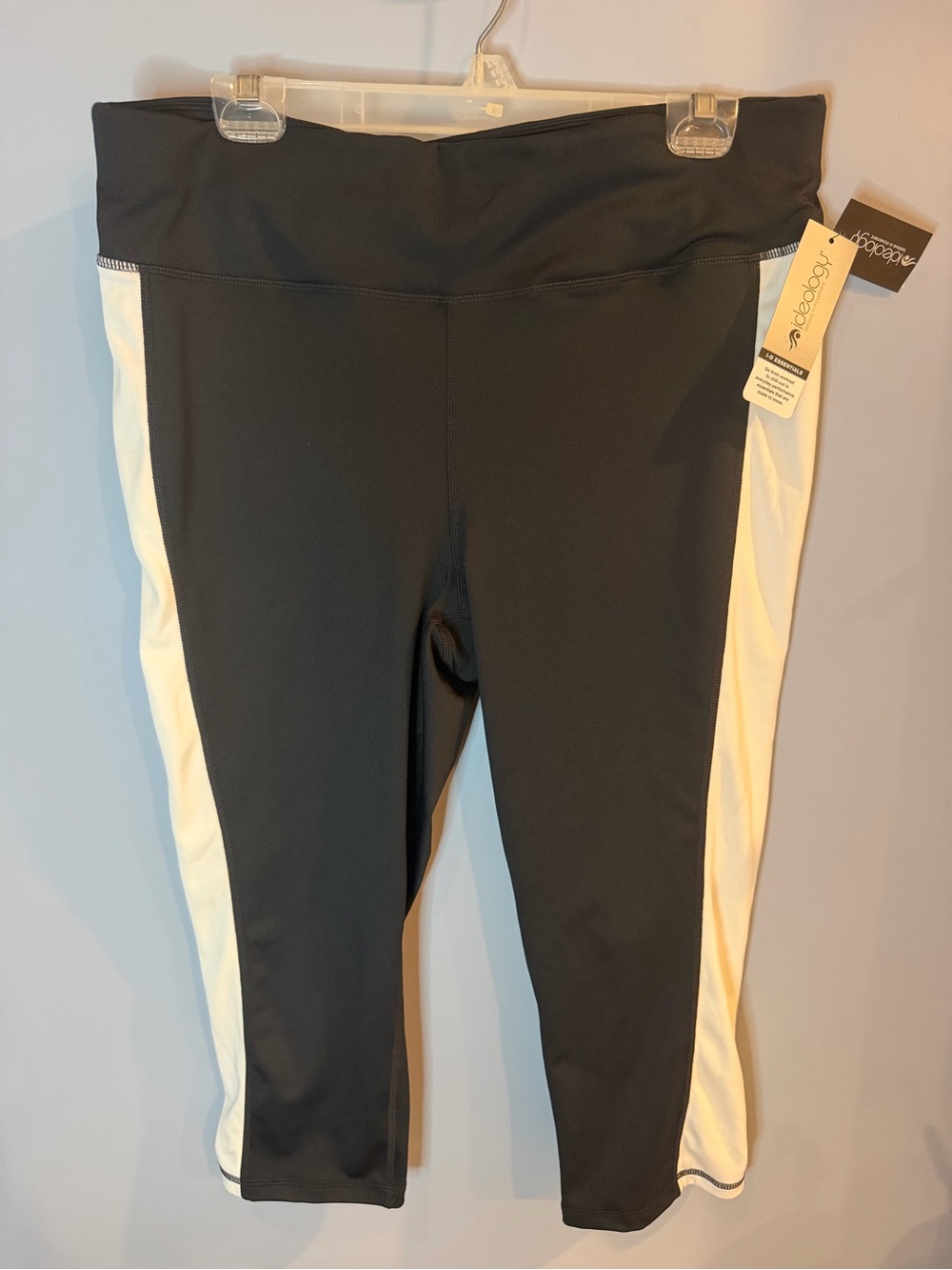 IDEOLOGY Black& White Performance Capri Leggings NWT! 1X